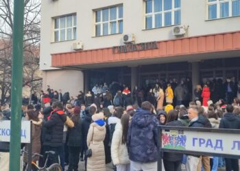 Profesori i učenici protestovali ispred leskovačke Gimnazije, za novinare organizovan obilazak škole – VIDEO