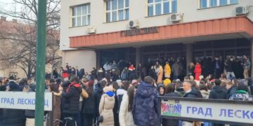 Profesori i učenici protestovali ispred leskovačke Gimnazije, za novinare organizovan obilazak škole – VIDEO