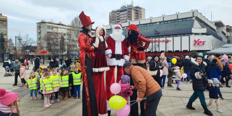 Novogodišnja žurka za najmlađe održana u centru Leskovca