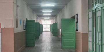 Profesori i učenici protestovali ispred leskovačke Gimnazije, za novinare organizovan obilazak škole – VIDEO