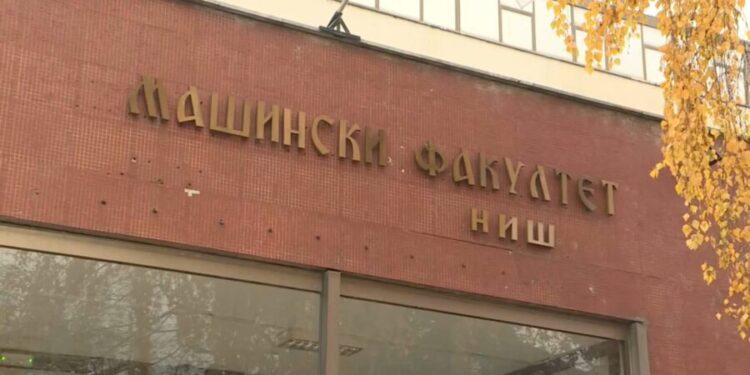 Pao deo fasade na Mašinskom fakultetu, dekan upozorava da je i njen ostatak u tom delu sklon padu