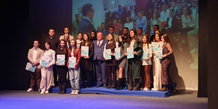 Gradonačelnik Leskovca na dodeli svetosavskih nagrada studentkinji ponudio posao u svom kabinetu već od sutra