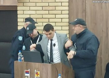 Skupštinsko obezbeđenje primenom sile izbacilo opozicionog odbornika iz sale