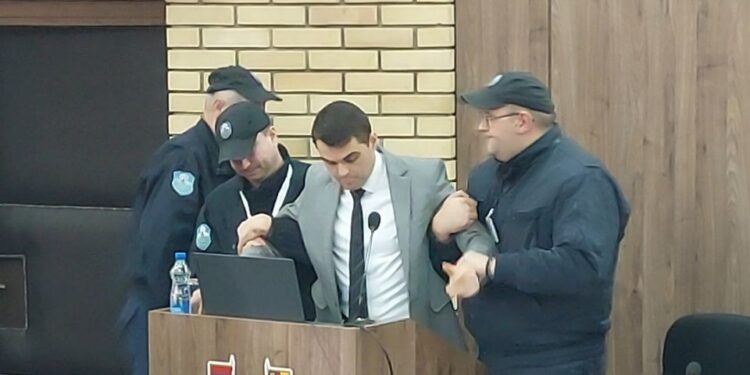Skupštinsko obezbeđenje primenom sile izbacilo opozicionog odbornika iz sale