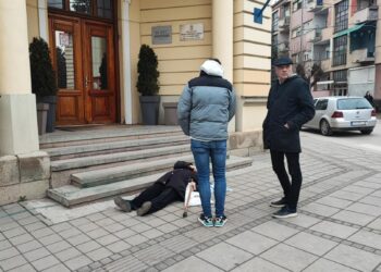 Zanimljiva pitanja upućena gradonačelnuku Leskovca nakon što je penzionerka u znak protesta ležala ispred gradske kuće