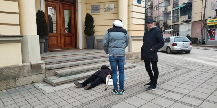 Zanimljiva pitanja upućena gradonačelnuku Leskovca nakon što je penzionerka u znak protesta ležala ispred gradske kuće
