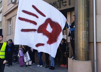 Opet hiljade ljudi na protestima u Leskovcu: Beli baloni za žrtve sistema, studentima podrška sa zgrada i kuća, ali i od bajkera