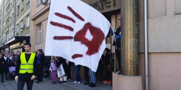 Opet hiljade ljudi na protestima u Leskovcu: Beli baloni za žrtve sistema, studentima podrška sa zgrada i kuća, ali i od bajkera