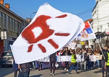 Opet hiljade ljudi na protestima u Leskovcu: Beli baloni za žrtve sistema, studentima podrška sa zgrada i kuća, ali i od bajkera