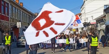 Opet hiljade ljudi na protestima u Leskovcu: Beli baloni za žrtve sistema, studentima podrška sa zgrada i kuća, ali i od bajkera