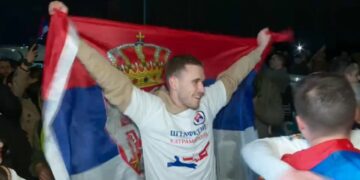 Studenti stižu u Niš: Građani ih pozdravljaju na svakom ćošku