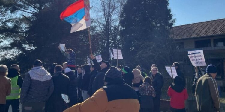 Digli se i Turekovčani, a godinama glasali za SNS i pored svih problema koji ih odavna muče