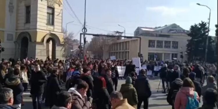 Otkazana šetnja studenata u Nišu do dopisništva RTS-a iz bezbednosnih razloga