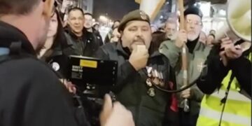 Podmuklo, kao vukovi u jagnjećoj koži, političari se uvukli među studente na dočeku u Leskovcu – VIDEO