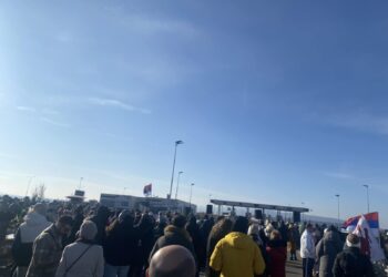 „Došlo je na naplat(n)u“: Studenti i građani u celodnevnoj blokadi naplatne rampe – sever