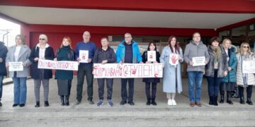 Nastavnici iz „Vožda“ i ovog petka prekinuli nasatavu i dali podršku studentima – VIDEO