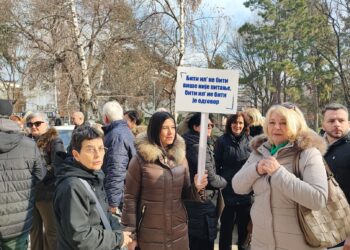 Prosvetni radnici na skupu ispred Osmospratnice osudili pretnje upućene učenicima Trgovačke škole od strane njihovog nastavnika