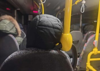 Radnici “Jure” kao da su pošli na skijanje, a ne na posao: Smrzavaju se u atuobusima koji ih voze do fabrike