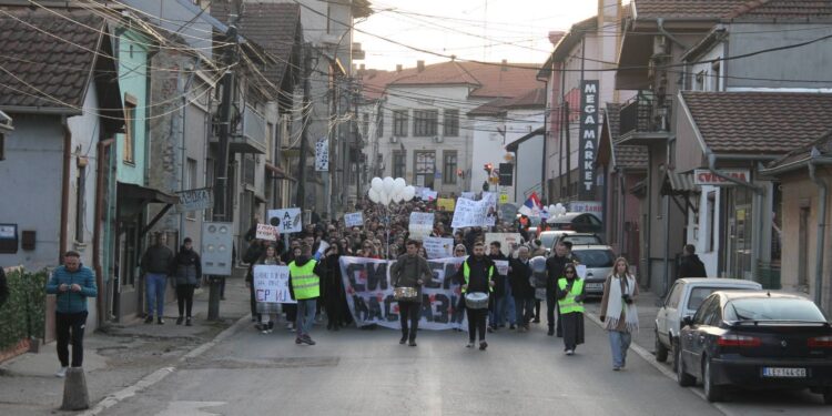 Predvođeni dobošarima, šetali i Vlasotinčani