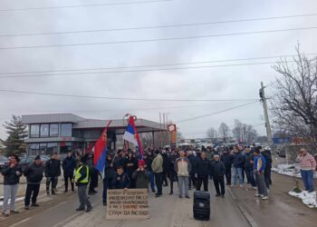 Vinarčani ponovo blokirali izlaz iz Leskovcaa kod Poljoprivredne škole