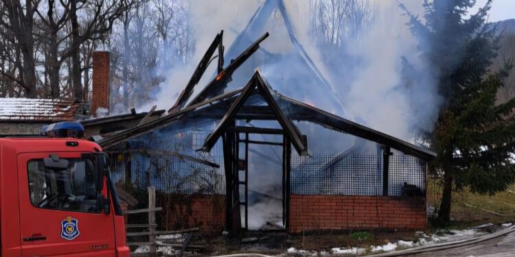 Izgorelo imanje na Radan planini na kojem su se dešavale čudne stvari i pokušaj ubistva, a vlasnica je imala spor sa opštinom