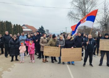 Talas blokada u Leskovcu se širi: “Nije sramota biti sirotinja, sramota je gaziti blato!”