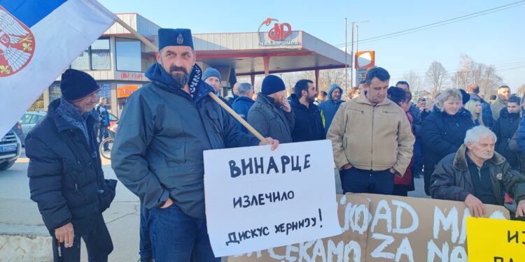 Vinarčani i dalje organizuju blokade, zbog loših ulica tvrde da su izlečili diskus herniju – VIDEO