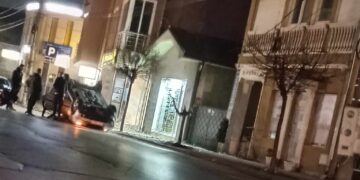 Sleteo s kolovoza, udario u drvo, pa se prevrnuo na krov