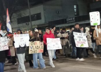 Leskovčani večerašnjom šetnjom nastavili da pružaju podršku studentima