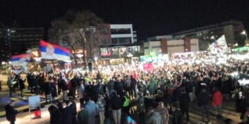 Doček studenata u Leskovcu koji će se pamtiti: Suze, sreća, crveni tepih, vatromet, hor i poruka – JUG JE USTAO!