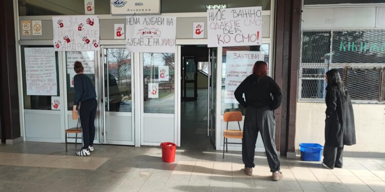 Od sinoć učenike Trgovačke škole čuva policija, sutra protest roditelja zbog pretnji koje im je uputio nastavnik