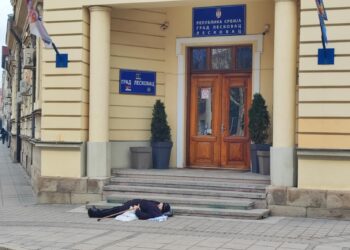 Legla ispred opštine jer neće da plaća đubre, gradonačelnik kaže da je opozicija podmuklo koristi – VIDEO