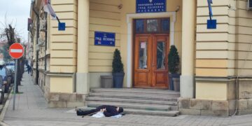 Legla ispred opštine jer neće da plaća đubre, gradonačelnik kaže da je opozicija podmuklo koristi – VIDEO