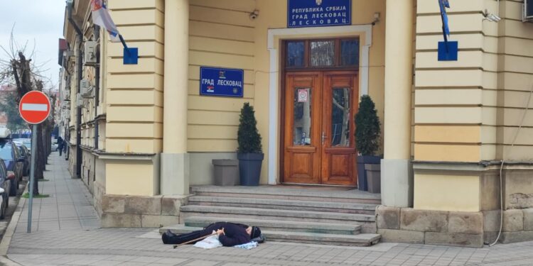 Legla ispred opštine jer neće da plaća đubre, gradonačelnik kaže da je opozicija podmuklo koristi – VIDEO