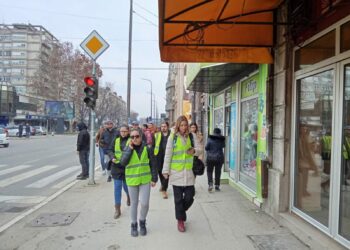 Studenti iz Leskovca krenuli pešaka za Bošnjace, rešili da ne ugrožavaju saobraćaj – VIDEO