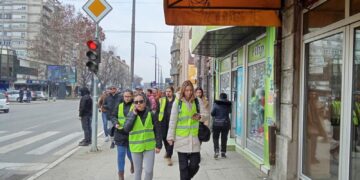 Studenti iz Leskovca krenuli pešaka za Bošnjace, rešili da ne ugrožavaju saobraćaj – VIDEO