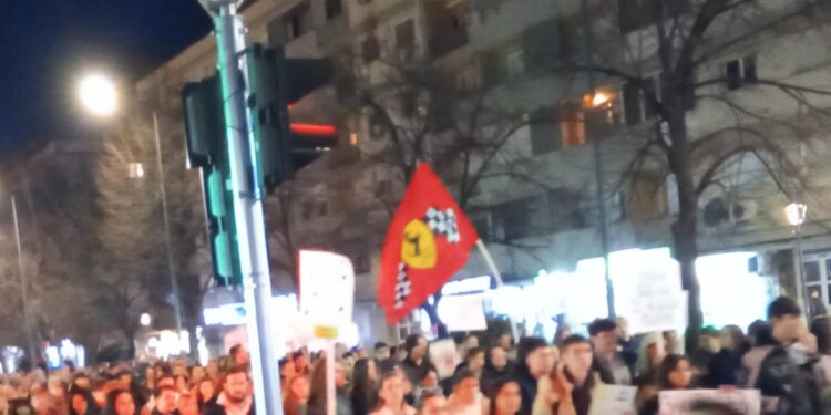 Šta predstavlja „Ferari“ zastava na protestima