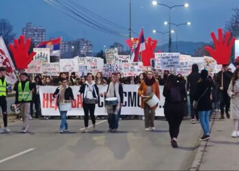 Četiri mosta blokirana u Nišu i nikada masovnije okupljanje – Očekuje se njihov susret u centru na trgu