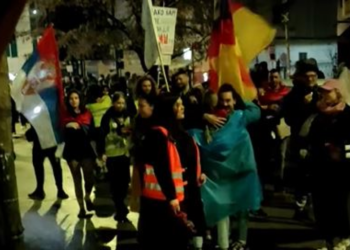 Studenti u Vlasotincu dočekani uz crveni tepih, oni poručili građanima: Ne bole nas noge, već nepravda