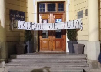 Gimnazijalci ostavili poruku gradonačelniku na ulazu u gradsku kuću