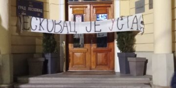 Gimnazijalci ostavili poruku gradonačelniku na ulazu u gradsku kuću