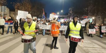Studenti se večeras ogradili od političkih i svih ostalih aktivista na protestu u Leskovcu