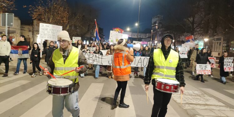Studenti se večeras ogradili od političkih i svih ostalih aktivista na protestu u Leskovcu