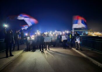 Studentima iz Bojnika se na večerašnjem protestu pridružile i kolege iz drugih gradova
