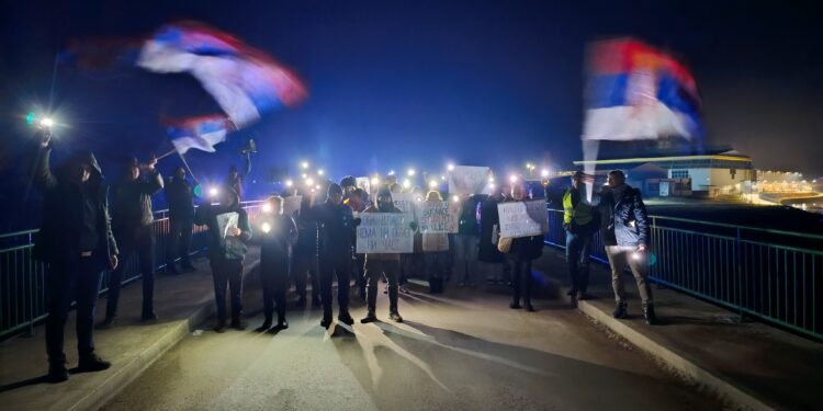 Studentima iz Bojnika se na večerašnjem protestu pridružile i kolege iz drugih gradova