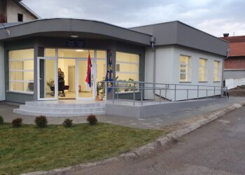 Gutanje knedle, Rangelovova (ne)sposobnot i spas mesne zajednice iz čeljusti SNS-a