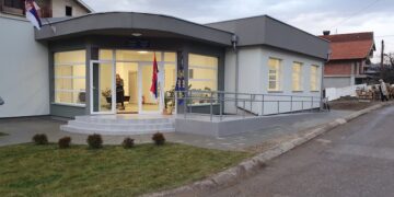 Gutanje knedle, Rangelovova (ne)sposobnot i spas mesne zajednice iz čeljusti SNS-a