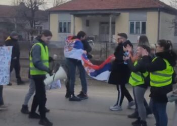 Emotivni susret studenata iz Leskovca i gimnazijalaca iz Lebana koji su pešačili do Bošnjaca – VIDEO