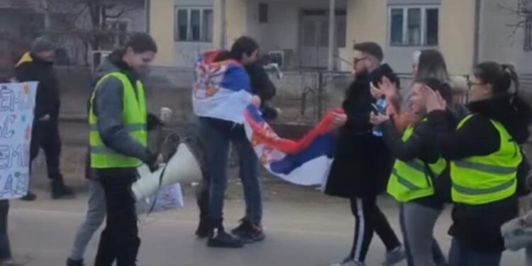 Emotivni susret studenata iz Leskovca i gimnazijalaca iz Lebana koji su pešačili do Bošnjaca – VIDEO