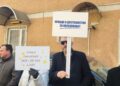 Grupa profesora na protestu pročitala pismo novom načelniku ispred Školske uprave Leskovac